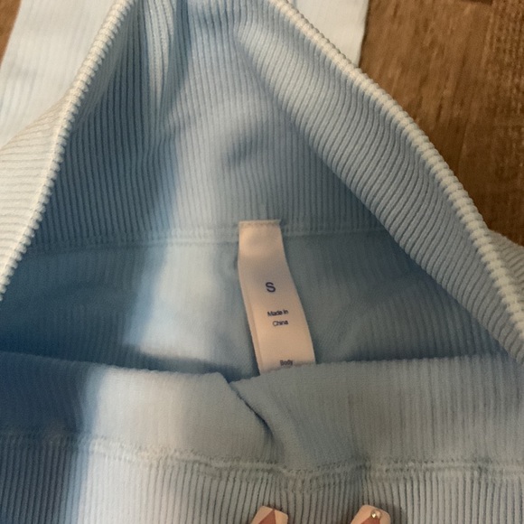 4/30⭐️ BABY BLUE SEAMLESS LEGGINGS - Picture 2 of 3